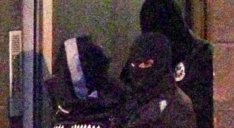 Los agentes de la Policía vasca trasladan al detenido