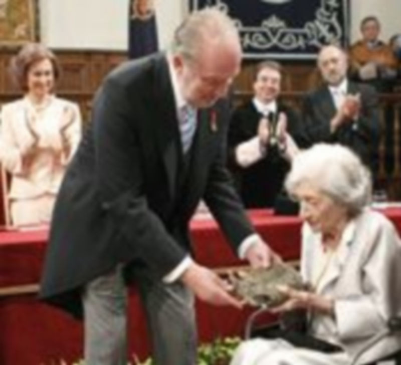 Ana María Matute agradeció de palabra y gestualmente el Premio Cervantes. / Ángel díaz (Efe)