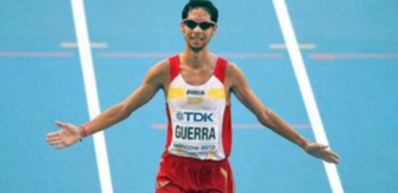 Javier Guerra cruza triunfal la línea de meta en el Estadio Olímpico de. Luzhniki