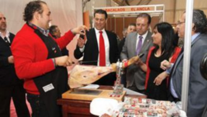 Las autoridades recorrieron el recinto ferial conociendo la oferta de muchos de los expositores participantes en esta edición del certamen. / Gabriel Gómez