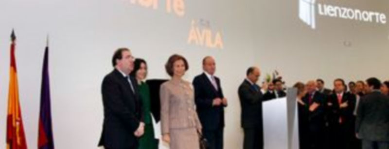 La Reina da la mano a González-Sinde ante los aplausos de Herrera y García Nieto (d)