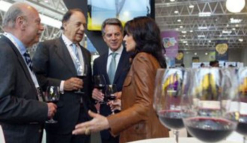 Silvia Clemente habla con varias autoridades en la inauguración de Iberwine. / Ical