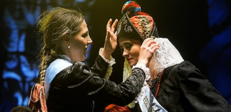 La alcaldesa Angela Muñoz recibe la montera de manos de su antecesora./KAMARERO