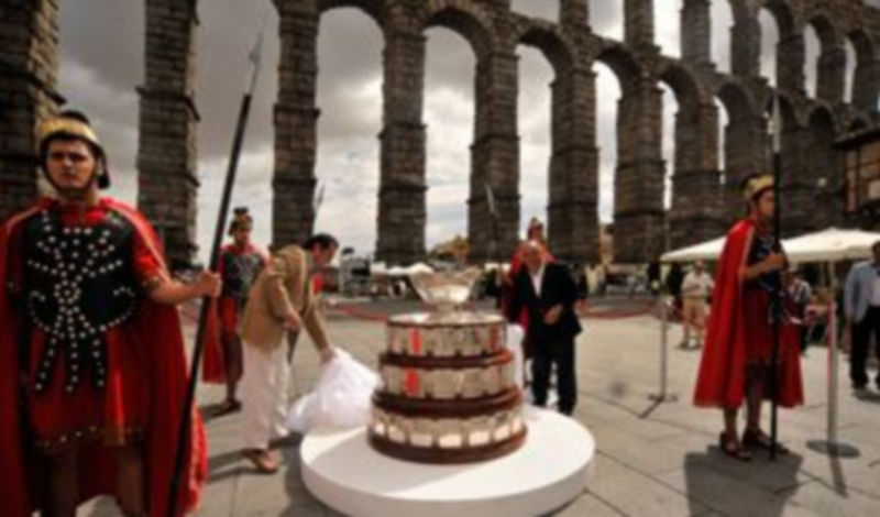 Cuatro legionarios romanos escoltan la Ensaladera de la Davis