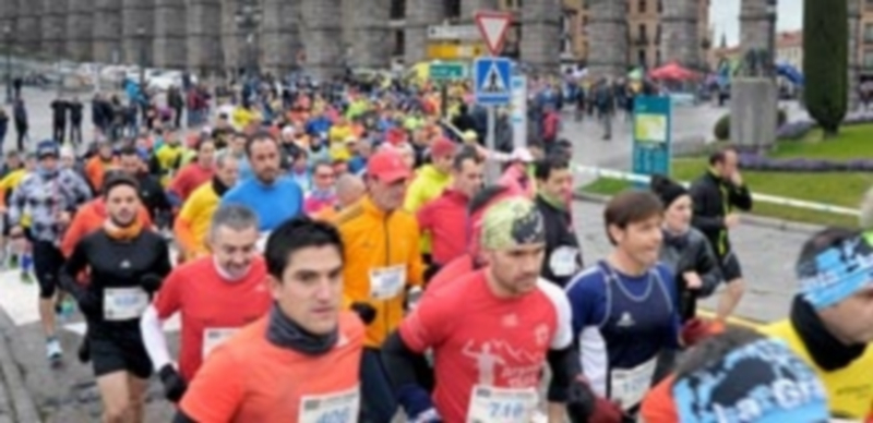 Imagen captada a los pies del Acueducto de un grupo de corredores que participaron ayer en la prueba. / Kamarero