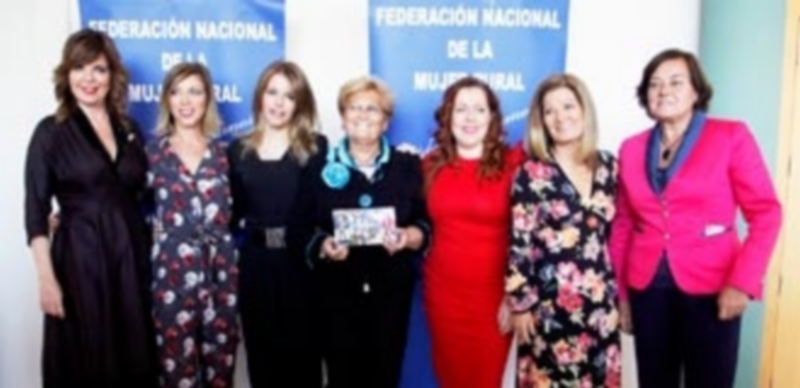 Las directivas de Femur y las premiadas 'Mujer 2017'/ NEREA LLORENTE