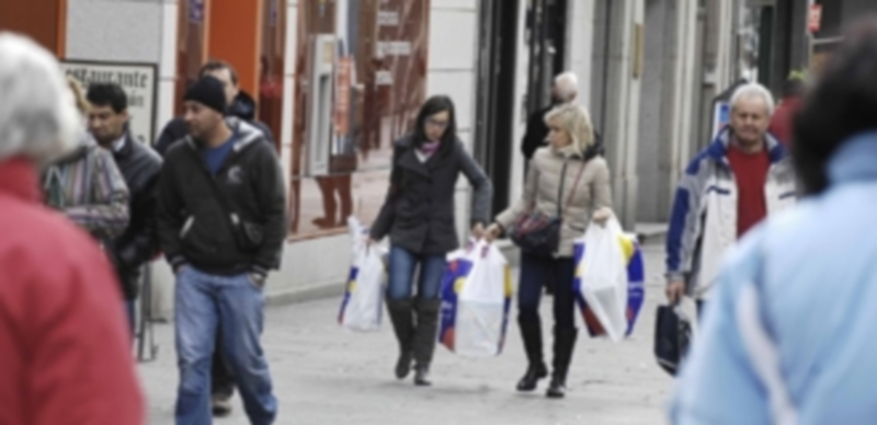 El comercio al por menor es uno de los sectores donde el número de empresas ha descendido en la provincia. Calle Real de Segovia el pasado enero. / A. Benavente