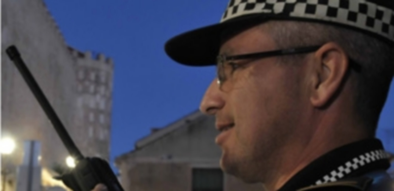 Un agente policial habla por uno de los transmisores portátiles que muy pronto serán sustituidos. / Juan Martín