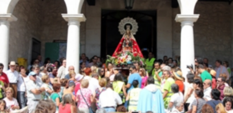 ¡Viva la Virgen de El Henar! 1 El canto de la Salve congregó a miles de fieles en la puerta del Santuario para cerrar así otro año la procesión de la Virgen de El Henar./ Chantal Núñez