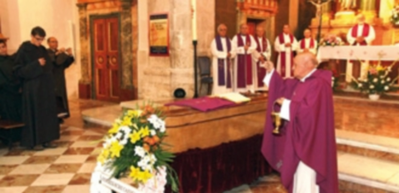 Vecinos de Cuéllar y su comarca acudieron a dar el último adiós al padre Balbino Velasco al santuario de El Henar. / Gabriel Gómez