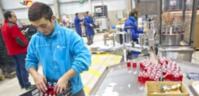 El desempleo se ceba en la provincia en sectores sensibles a las variables estacionales como servicios o industria./ kamarero