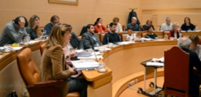 Los concejales del Ayuntamiento escuchan la defensa de los presupuestos realizada por Reguera. / TAMARA DE SANTOS
