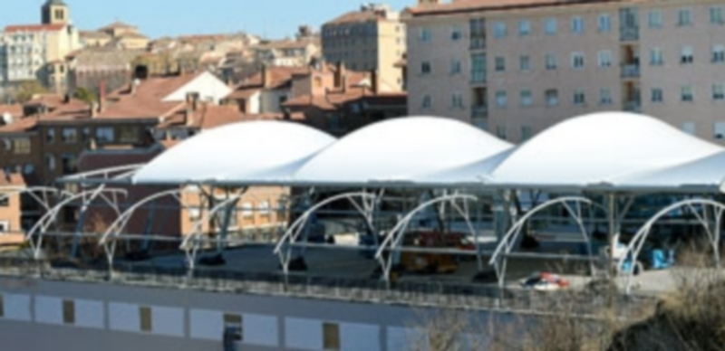La remodelación de la estación de autobuses supuso el contrato de obras de mayor cuantía. En la actualidad se está procediendo a la instalación de una cubierta en la campa. / TAMARA DE SANTOS