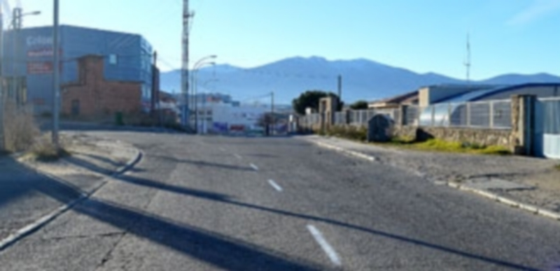 El Cerro, condenado a ser el ‘patito feo’ de los polígonos empresariales del municipio 1 Darse una vuelta por el polígono de El Cerro es toparse con aceras y calles muy transitadas pero en mal estado. / TAMARA DE SANTOS