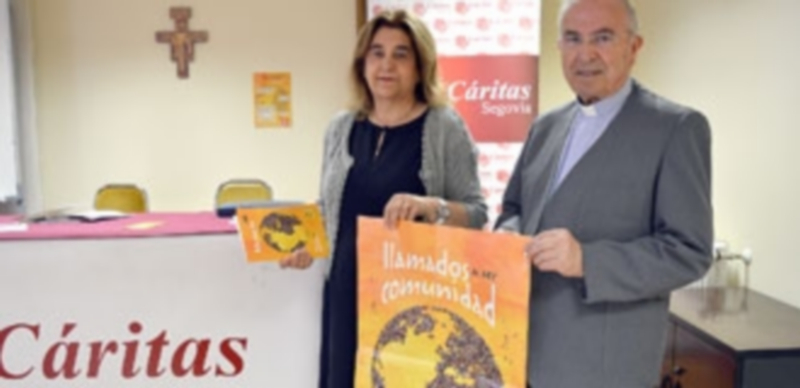 Rosario Díez y Julio Alonso muestran el cartel anunciador de la campaña institucional ‘Llamados a ser comunidad’ para este año./ tamara de santos
