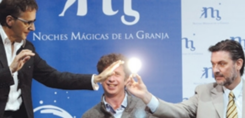 El mago Juan Mayoral realizó un truco de magia con una bombilla al alcalde del Real Sitio