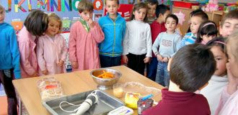 Los alumnos del colegio El Peñascal disfrutaron preparando un riquísimo pastel de zanahorias que después desgustaron con la profesora que les enseñó la receta. / El Adelantado