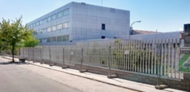 Imagen reciente de la tercera fase de sustitución del vallado exterior del instituto María Moliner que entra en el paquete de obras de Reforma./ E.A.