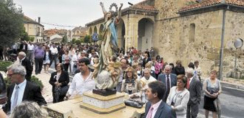 Momento de la salida de la procesión de la iglesia de Valverde del Majano