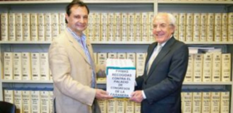 Arahuetes entregó ayer al notario José María Olmos Clavijo las firmas recogidas contra el proyecto de la Diputación. /A.S.