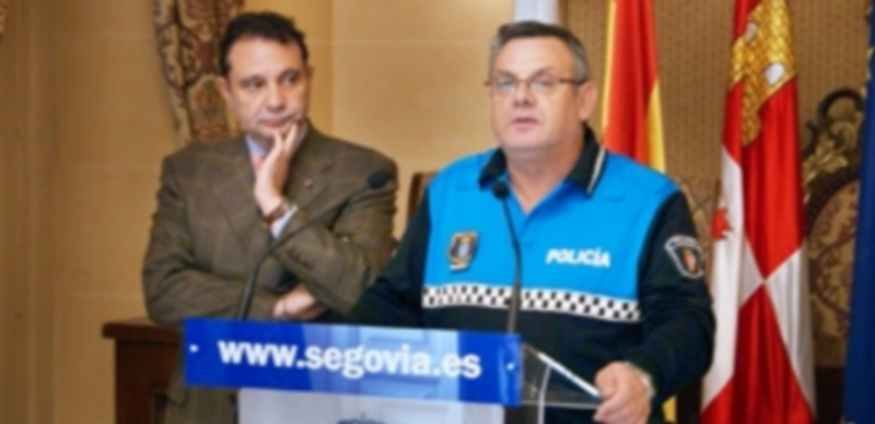 El agente 6.029 aseguró ayer que la grúa retiró el coche del alcalde “por error”. El policía acudió a dar explicaciones a la prensa por petición del alcalde. / El Adelantado