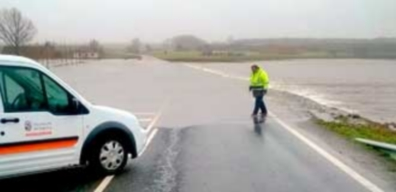 La crecida de los cauces provoca inundaciones y cortes de carreteras 1 Un trabajador del Área de Acción Territorial Diputación revisa el estado de la carretera de Hontanares de Eresma