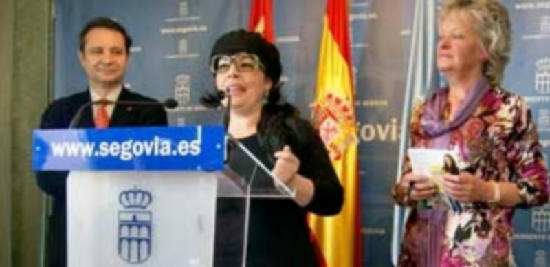 Una actriz irrumpió ayer en la rueda de prensa en la que se presentó la campaña ‘Segovia se recicla’. / El Adelantado