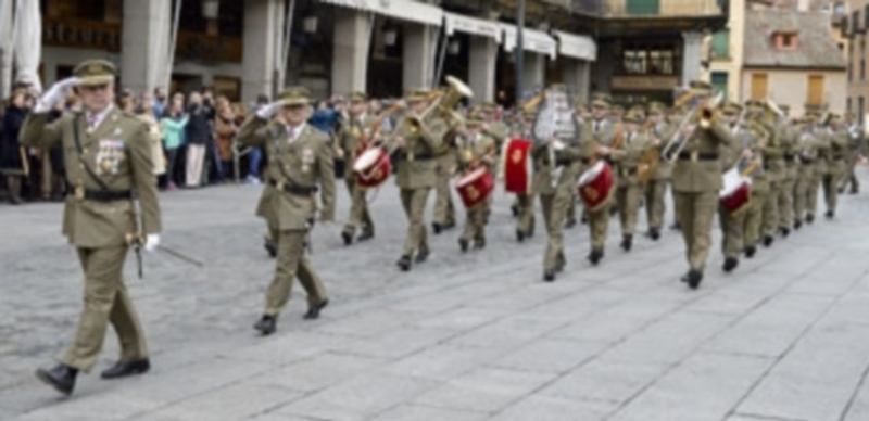 La formación de alumnos del centro de enseñanza militar desfiló ante autoridades y público en la Plaza Mayor para concluir el acto. / tamara de santos