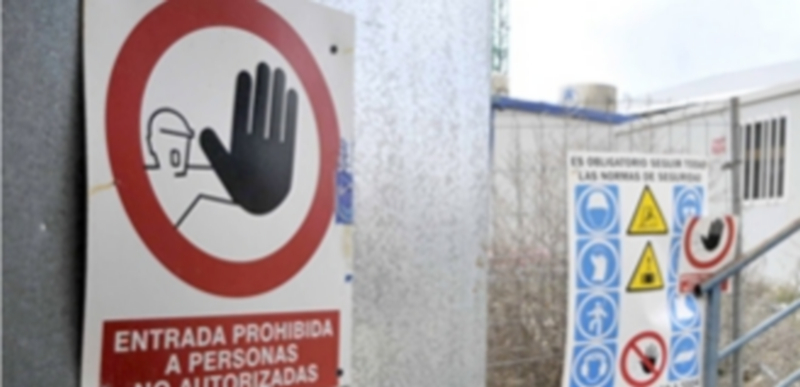 Señalización preventiva en una obra. El sector de la construcción es el único que registró un fallecido en 2014. / El adelantado