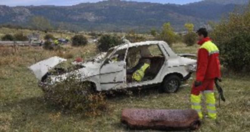 El número de heridos en accidentes de tráfico aumentó un 18% en 2012 1 Imagen de un vehículo accidentado el pasado mes de octubre y en el que perdió la vida un hombre de 79 años. / Alberto Benavente