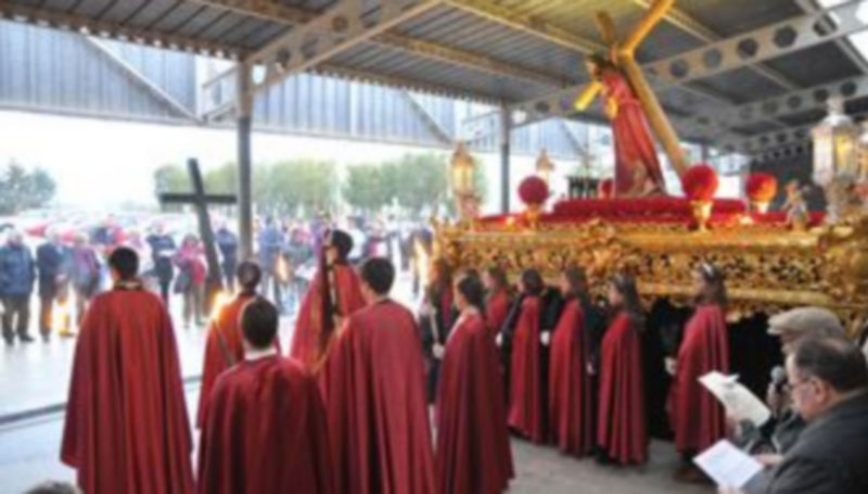 La cofradía de exalumnos Maristas celebró ya el pasado año su via crucis bajo el techado de las instalaciones deportivas del Colegio Marista. / Alberto Benavente