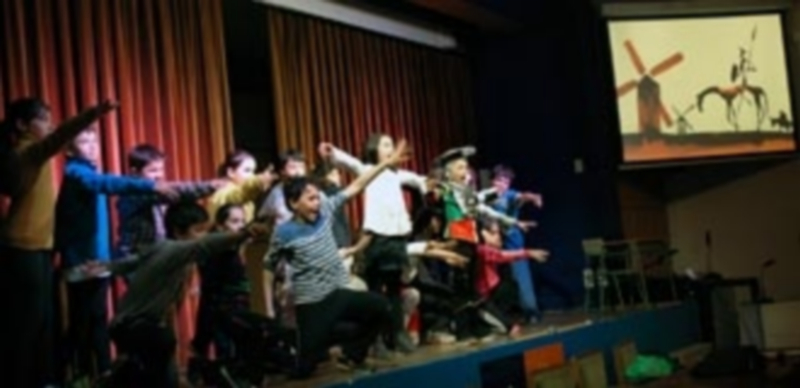 Alumnos del CEIP Fray Juan de la Cruz en un espectáculo musical dedicado a Cervantes y Shakespeare. / El Adelantado