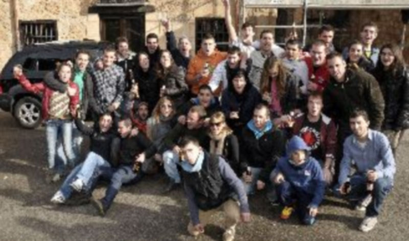 Decenas de jóvenes de jóvenes de Ayllón celebraron el premio en la calle Carnicería