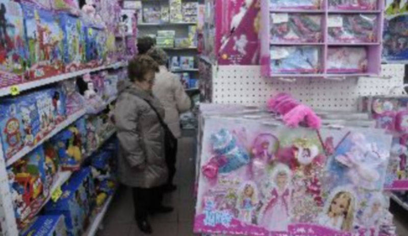 Entre la electrónica ... y lo friki 1 Una abuela contemplaba esta semana un conjunto de la muñeca Nancy en la tienda Yupi —del grupo Toy Planet— de la capital segoviana. / Juan Martín
