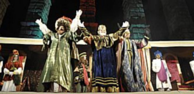 Los tres reyes magos saludaron desde el Azoguejo a los miles de niños segovianos que les esperaban bajo los arcos del Acueducto. / Juan Martín