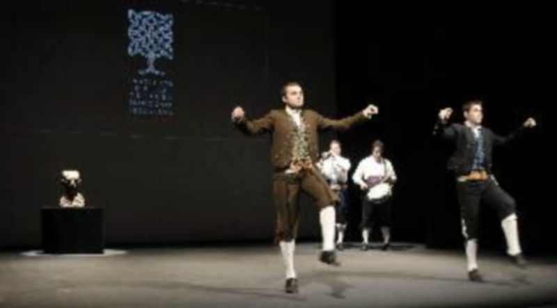 Ante un busto de Manuel González Herrero