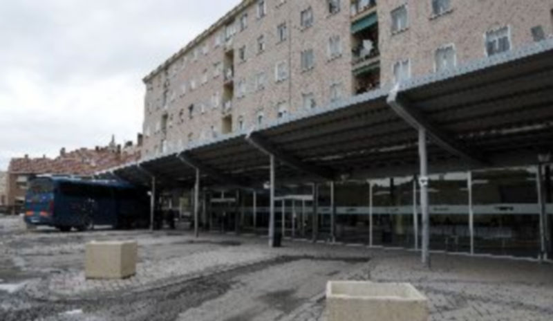 Imagen de la marquesina de la estación de autobuses que permanece junto al edificio de viviendas en cuyo bajo se encuentran despachos