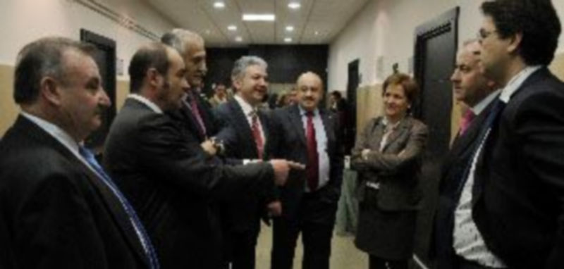 Pedro Palomo (cuarto por la izquierda) conversa con otros integrantes del comité ejecutivo de la Federación Empresarial Segoviana