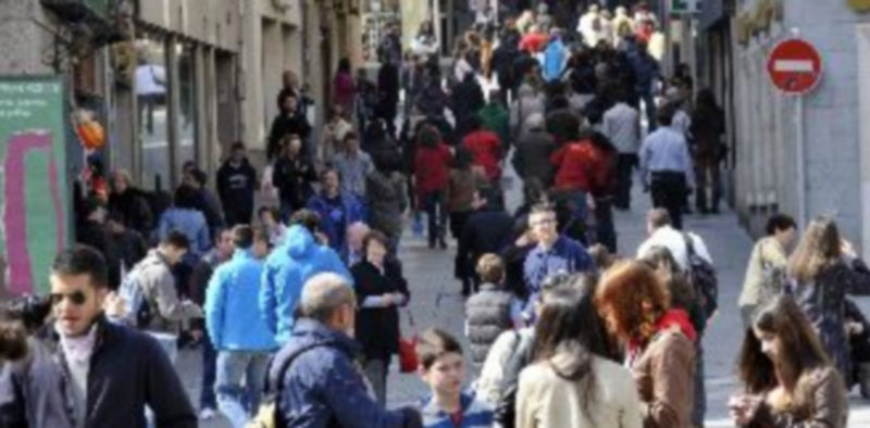 Turistas y residentes en Segovia pasean por la calle Real de la capital