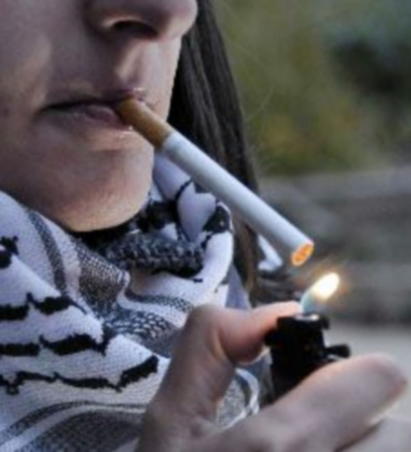 La crisis y la normativa reducen el consumo de tabaco en Segovia 1 Los fumadores poco a poco parecen abandonar el consumo aunque se resisten a dejarlo totalmente. / Juan Martín