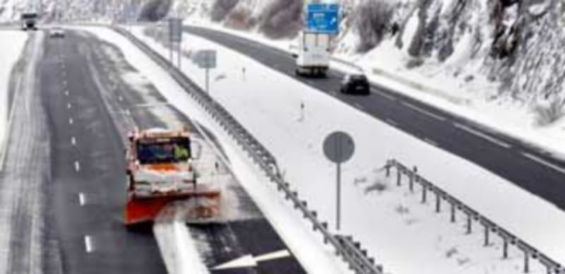 Las máquinas quitanieves trabajaron intensamente ayer por la mañana en la autopista AP-6