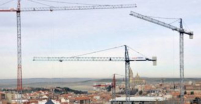 Imagen de archivo de la capital segoviana de febrero de 2012. El año pasado marcó un mínimo histórico de visados para vivienda en la provincia. / Juan Martín