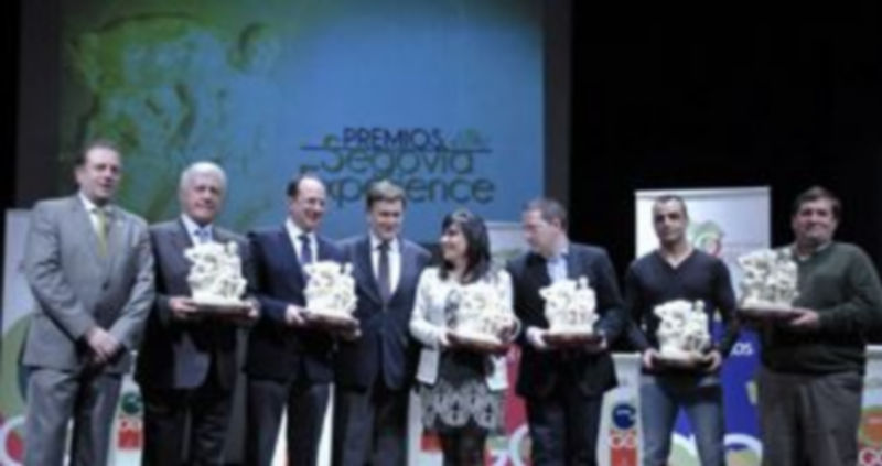 Los galardonados en la primera edición de los premios y las autoridades participantes en el acto posaron juntos para la fotografía de familia en el escenario del Teatro Juan Bravo. / Juan Martín