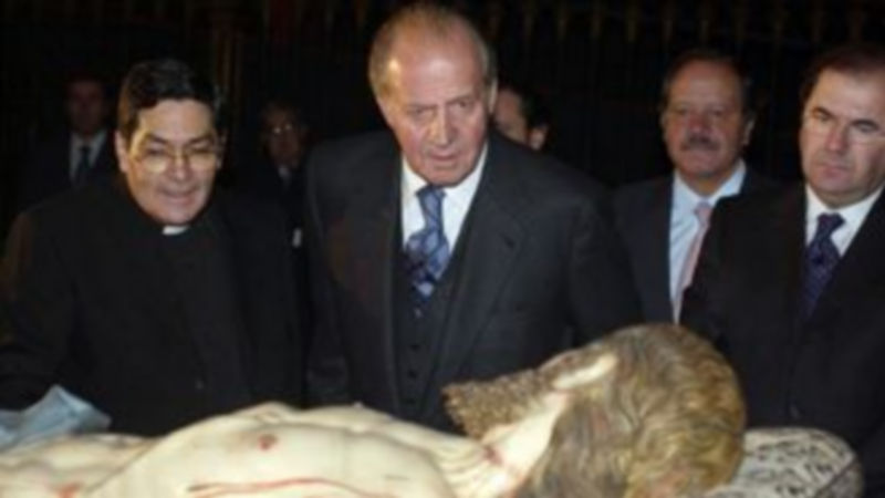 Diez ramas de ‘El Árbol de la vida’ 1 Largas filas para entrar a visitar la exposición ‘El Árbol de la vida’. / JUAN MARTÍN