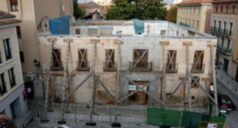 Imagen del edificio de Enrique IV desde la Plaza de la Reina doña Juana