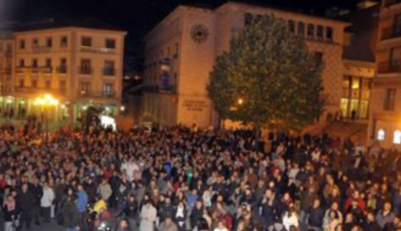 Afectados por preferentes y otros productos tóxicos bancarios se sumaron a la concentración de protesta realizada el pasado mes de octubre frente a la sede de Caja Segovia. / Juan Martín