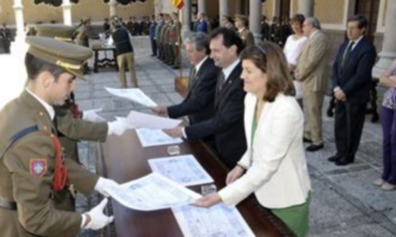 El alcalde y los concejales Luis Peñalosa y Azucena Suárez entregaron los títulos de “segovianos honorarios” a los alumnos de la Academia. / Juan Martín