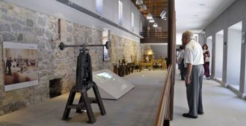 Un visitante contempla maquinaria en la Casa de la Moneda