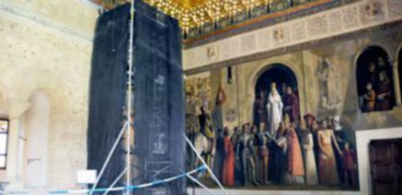 El friso de la Sala de la Galera lucirá en breve parte de su composición original gracias al trabajo de restauración realizado por el equipo de profesionales del Patronato. / Juan Martín