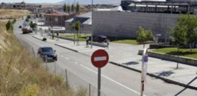 El vial está pendiente de la urbanización del talud situado en la margen derecha (izquierda en la fotografía) para concluir definitivamente las obras. / Juan Martín